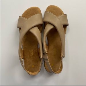 Gloria Vanderbilt Jacey Criss Cross Flat Sandals